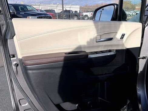 Used 2023 Toyota Sienna Platinum image 18
