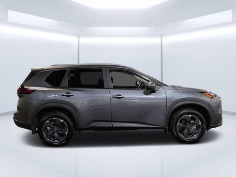 Used 2026 Nissan Rogue SV w/ SV Premium Package FWD image 2