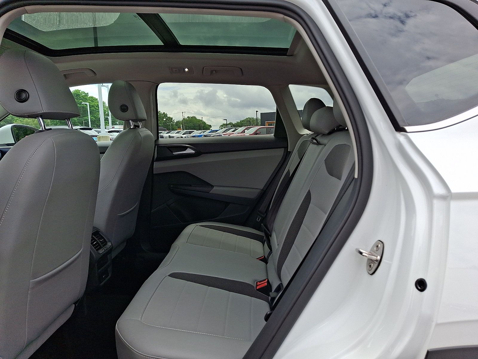 Used 2023 Volkswagen Taos SE w/ Panoramic Sunroof Package AWD/4WD image 10