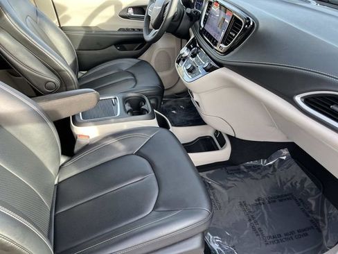 Used 2024 Chrysler Pacifica Limited FWD image 26