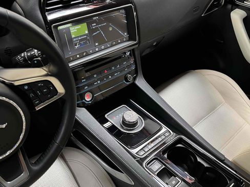 Used 2019 Jaguar F-PACE Prestige image 42