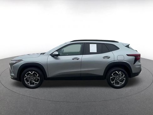 Used 2025 Chevrolet Trax LT image 9