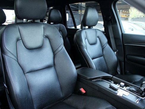 Used 2020 Volvo XC90 T6 Momentum image 31