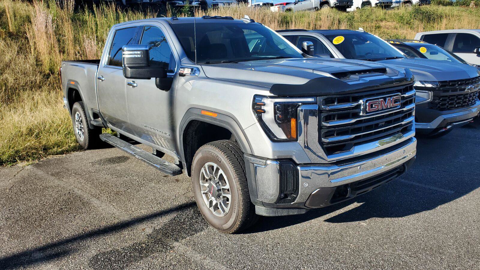 Used 2025 GMC Sierra 2500 SLT w/ SLT Premium Package AWD/4WD image 2