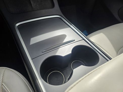 Used 2022 Tesla Model Y Performance image 14