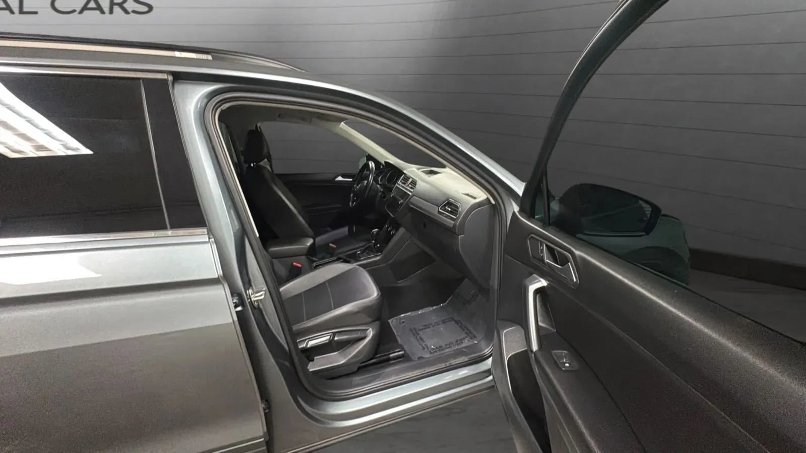 Used 2019 Volkswagen Tiguan SE FWD image 24