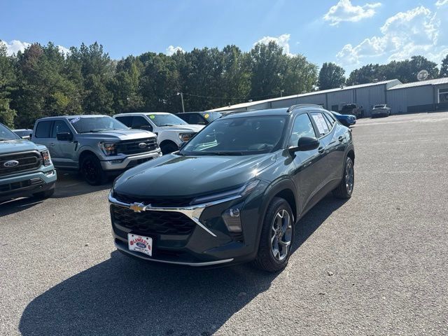 Used 2025 Chevrolet Trax LT FWD image 4
