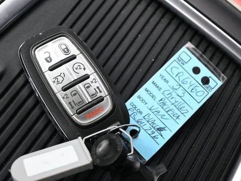 Used 2023 Chrysler Pacifica Touring-L FWD image 27