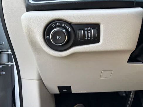 Used 2019 Chrysler Pacifica Touring-L FWD image 26