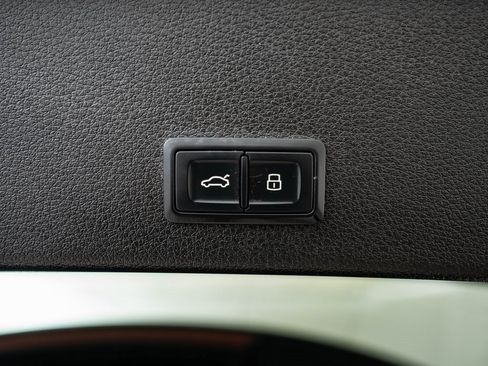 Used 2021 Audi e-tron Prestige w/ Prestige Package image 23