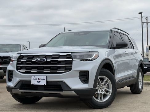 New 2026 Ford Explorer Active RWD image 2