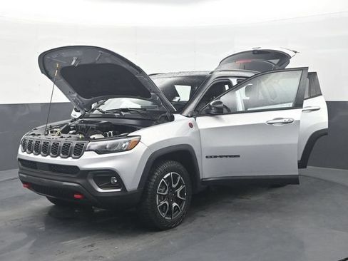 Used 2025 Jeep Compass Trailhawk w/ Trailer Tow Group AWD/4WD image 37