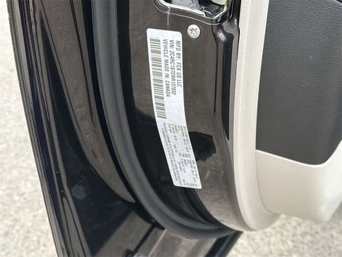 Used 2024 Chrysler Pacifica Select image 10