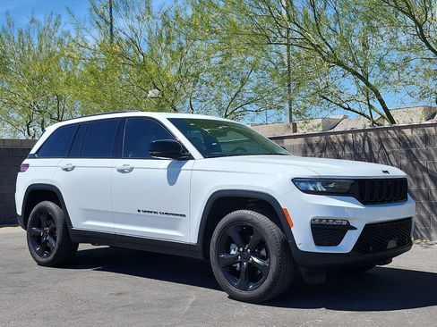 Used 2025 Jeep Grand Cherokee Limited w/ Luxury Tech Group II AWD/4WD image 2