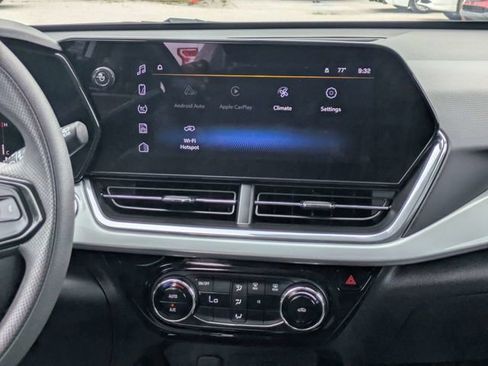 Used 2025 Chevrolet Trax LT FWD image 16