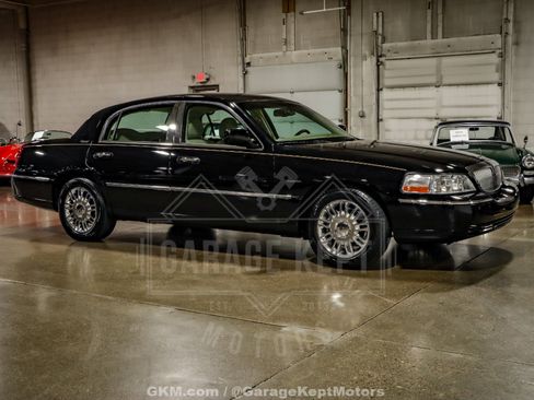 Used 2010 Lincoln Town Car Signature Limited image 11