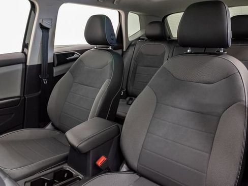 Used 2022 Volkswagen Taos SE w/ Panoramic Sunroof Package FWD image 14