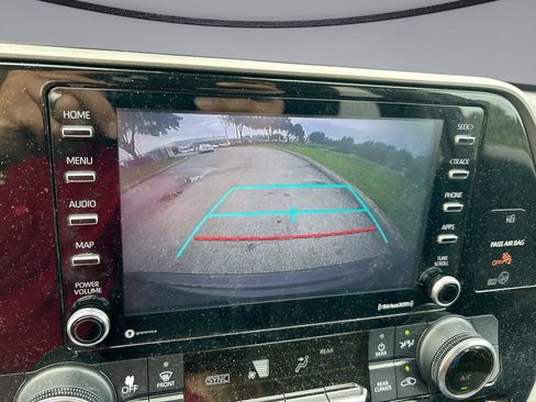 Used 2022 Toyota Highlander L FWD image 12