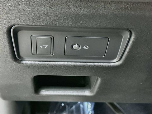 Used 2025 Land Rover Discovery S AWD/4WD image 11