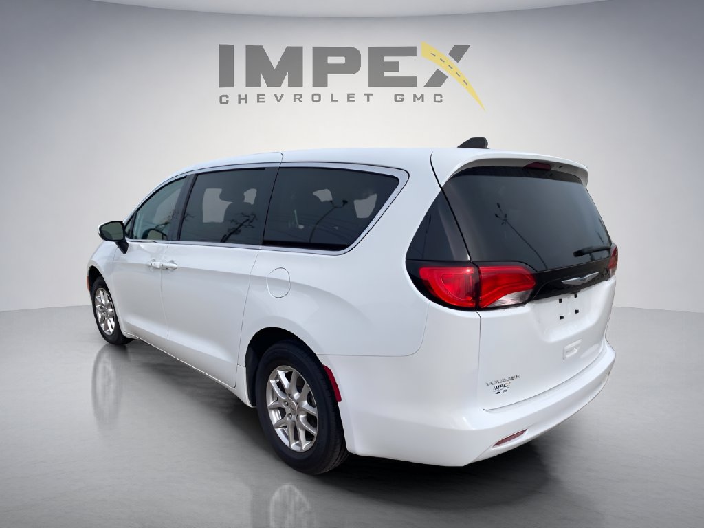 Used 2023 Chrysler Voyager LX FWD image 3