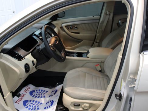 Used 2018 Ford Taurus SE image 10