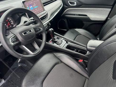 Used 2024 Jeep Compass Latitude image 11