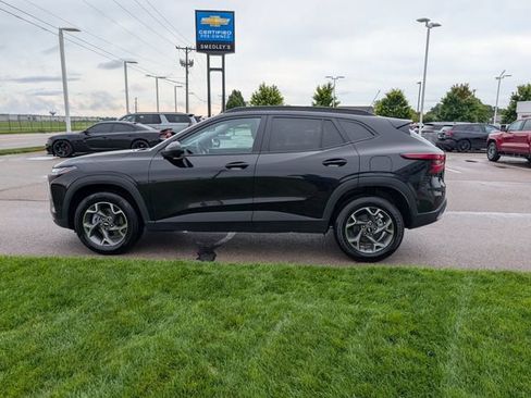 Used 2025 Chevrolet Trax LT FWD image 11