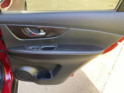 Used 2019 Nissan Rogue SV image 34