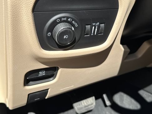 Certified 2025 Jeep Grand Cherokee Limited w/ Black Appearance Package AWD/4WD image 36