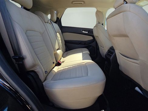 Used 2018 Ford Edge SE image 14