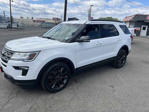 Used 2018 Ford Explorer XLT w/ Equipment Group 202A AWD/4WD image 3
