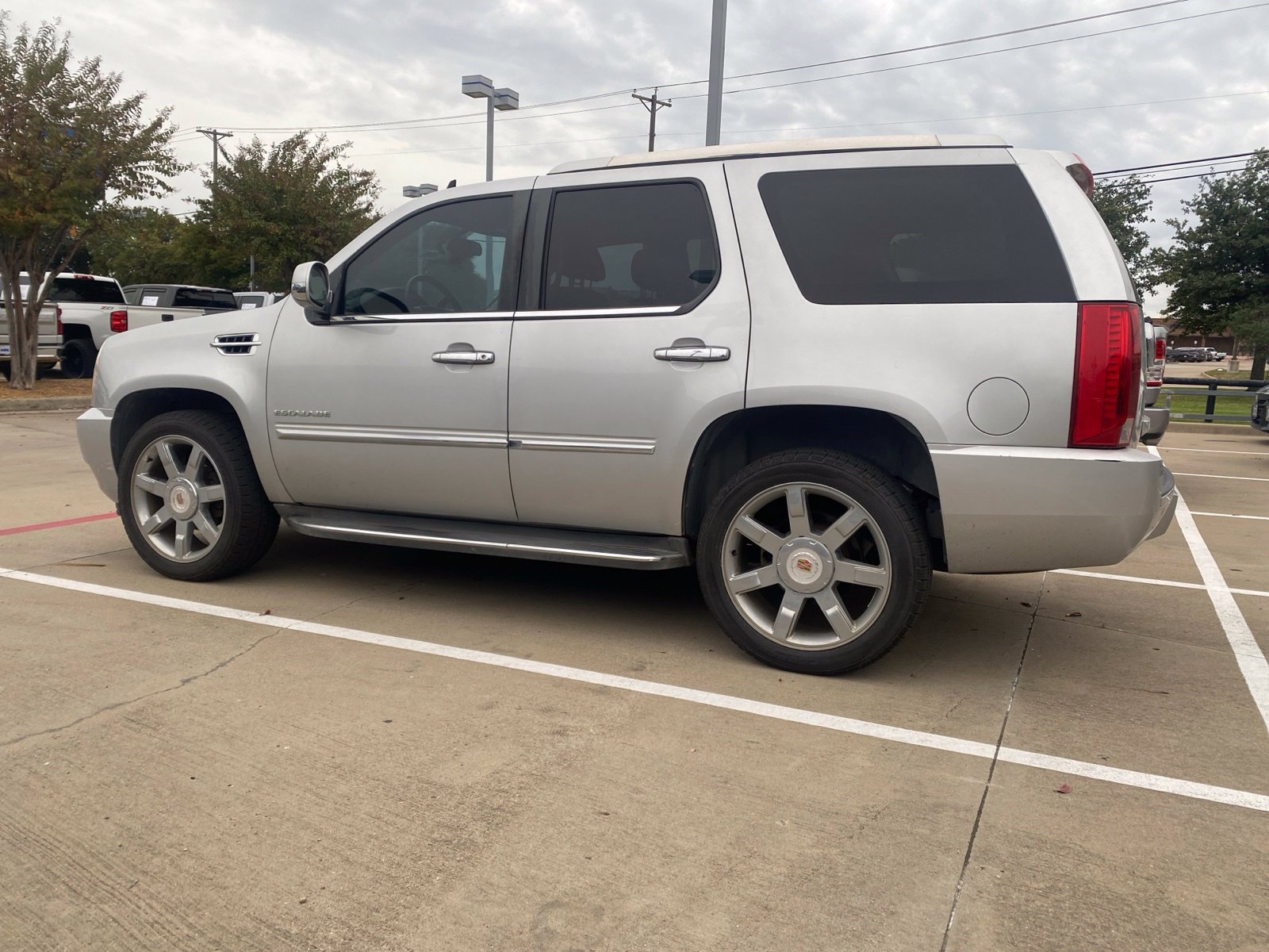 Used 2013 Cadillac Escalade Luxury RWD image 2