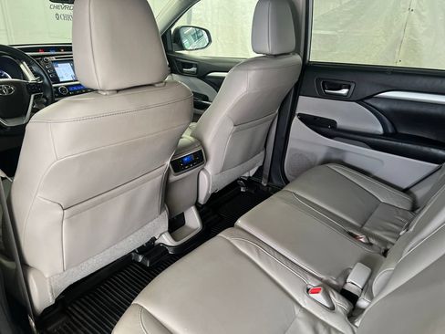 Used 2018 Toyota Highlander XLE AWD/4WD image 36