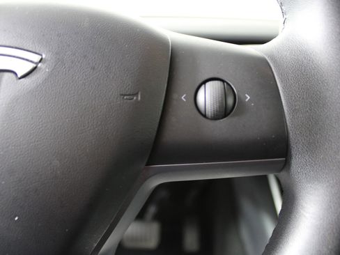 Used 2020 Tesla Model Y Long Range image 16