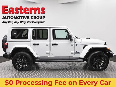 Used 2025 Jeep Wrangler Unlimited Sahara AWD/4WD image 4