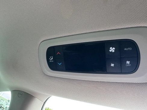 Used 2023 Chrysler Pacifica Touring-L FWD image 12