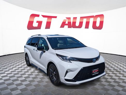 Used 2025 Toyota Sienna XSE AWD/4WD image 1