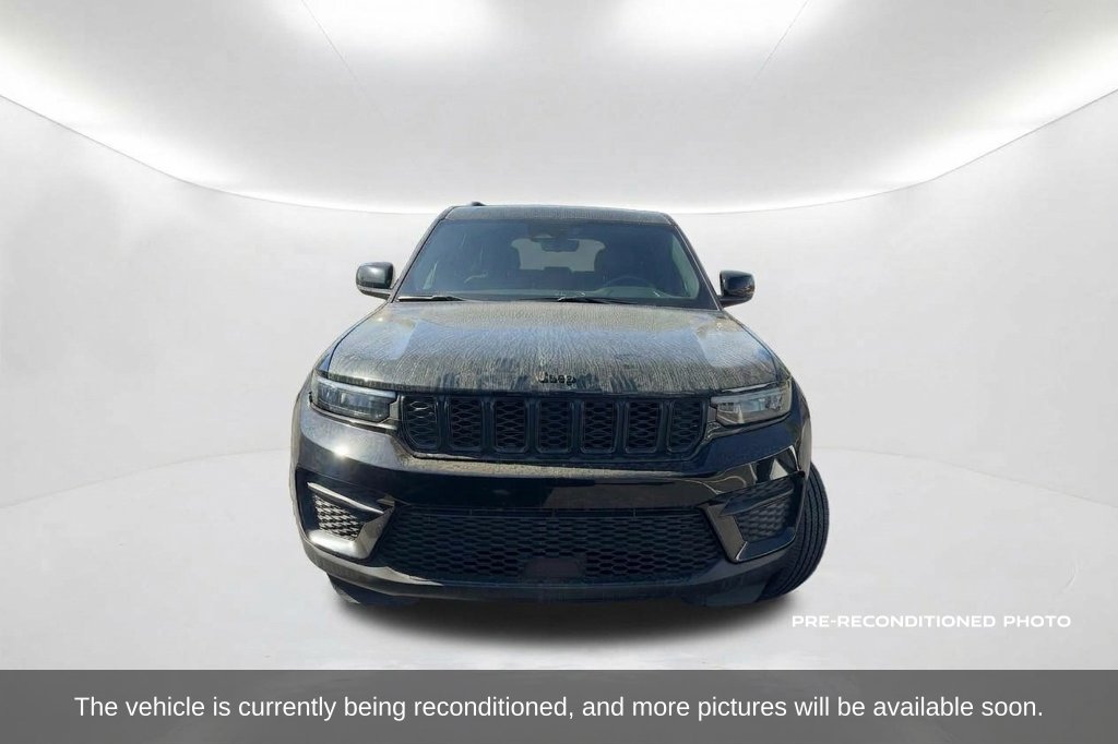 Used 2023 Jeep Grand Cherokee Altitude AWD/4WD image 2
