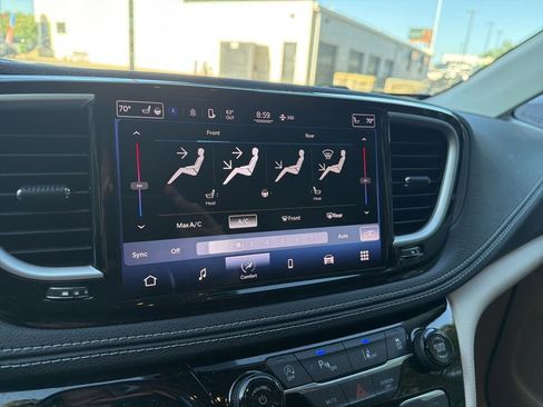 Certified 2022 Chrysler Pacifica Touring-L FWD image 17