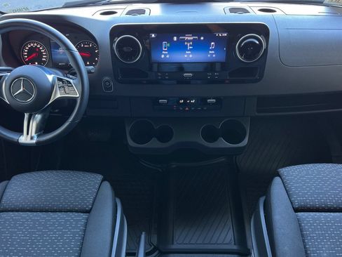 Used 2025 Mercedes-Benz Sprinter 2500 image 3