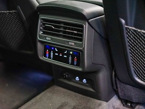 Used 2022 Audi Q8 Premium Plus image 17