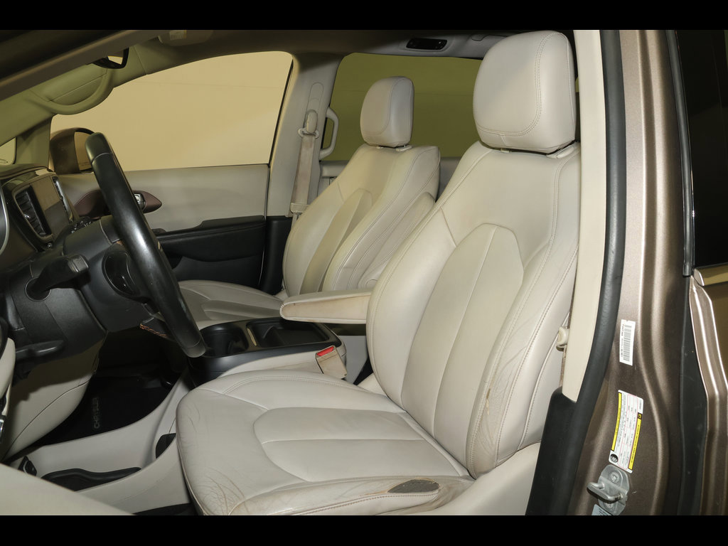 Used 2017 Chrysler Pacifica Touring-L FWD image 18