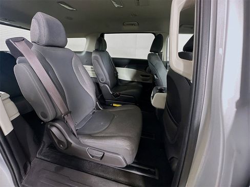 Certified 2022 Kia Carnival LX image 8