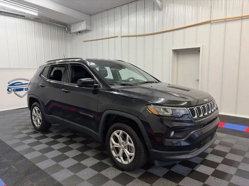 Used 2024 Jeep Compass Latitude AWD/4WD image 3