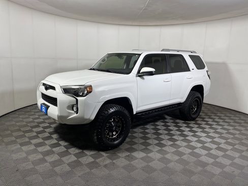 Used 2018 Toyota 4Runner SR5 image 4