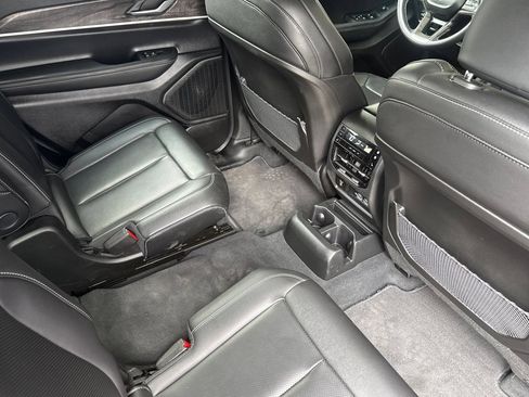 Used 2025 Jeep Grand Cherokee L Limited w/ Luxury Tech Group II AWD/4WD image 18