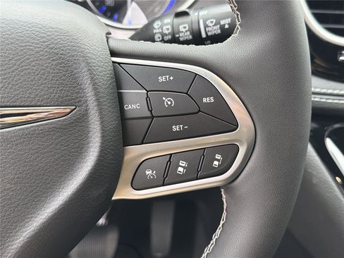 New 2026 Chrysler Pacifica Select FWD image 25