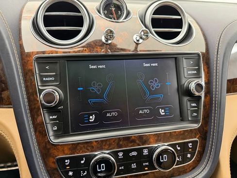 Used 2017 Bentley Bentayga AWD/4WD image 27