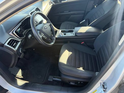Used 2017 Ford Fusion SE w/ Fusion SE Technology Package FWD image 10
