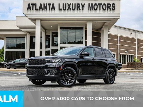 Used 2025 Jeep Grand Cherokee Altitude AWD/4WD image 3